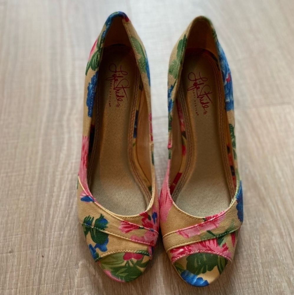 ****SOLD****Life Stride flower open toe wedges Size 8m